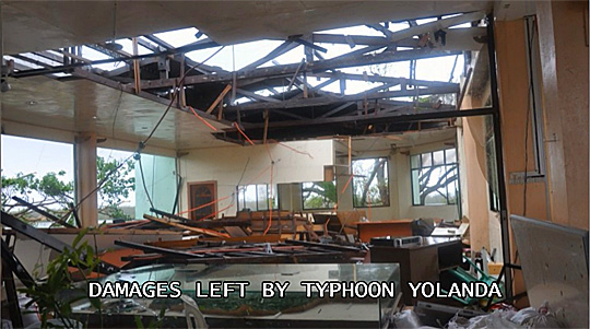 la mairie  de palomopon dévastée après le typhon Yolanda