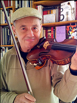 Jacques Gay jouant devant le livre coécrit par Pierre GuinGamp et lui " Michel Warlop génie du violon swing"