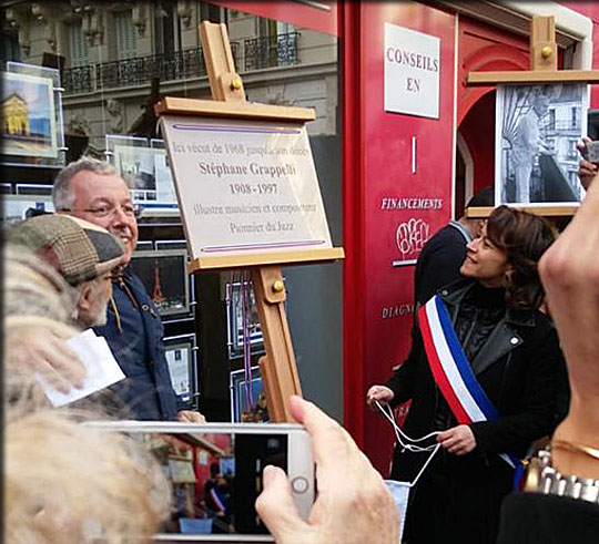 Cérémonie de commemoration de Stéphane Grappelli par la Maire du 9 ème arrondissement de Paris Delphine Burkli :apposition d'un plaque commemorative sur l'immeuble ou il a vécu au pied de Montmartre